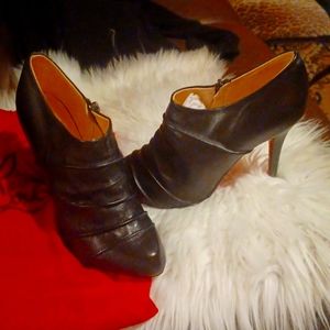 Women's  popular booties Size 8 not sure authentic!!!!! Not sure was a gift.